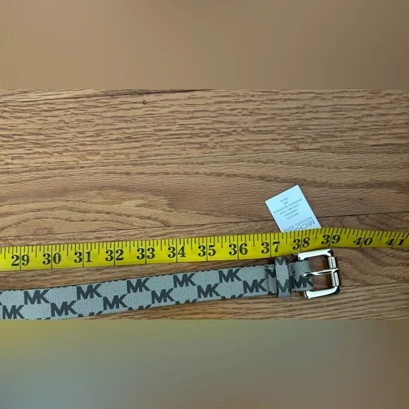 Michael Kors Cambodia Belt Bag Women’s S/M Brown Tan Logo Zip Adjustable NWT - Picture 11 of 11